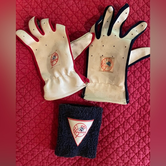Vintage 1970s NY Yankees left handed batting gloves and sweatband - Picture 1 of 9